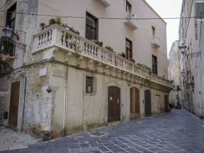 La facciata principale, che si innalza su tre livelli, si mostra con un uniforme color rosa pallido: � il frutto di recenti restauri che hanno riportato al suo antico splendore anche la balconata rinascimentale costruita in pietra di Trani